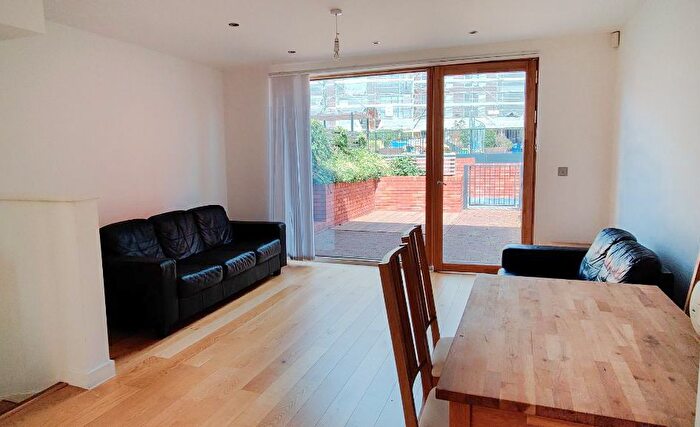3 Bedroom Town House To Rent In Bedroom Townhouse – Vimto Gardens, Barrow Street, Salford, M3