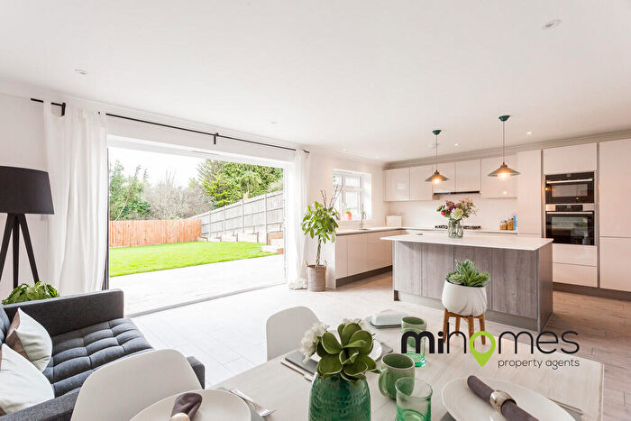 5 Bedroom Detached House To Rent In Rowantree Road, Enfield, EN2