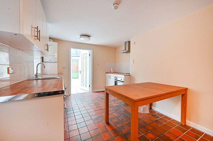 2 Bedroom Flat To Rent In Avenue Road, Acton, W3