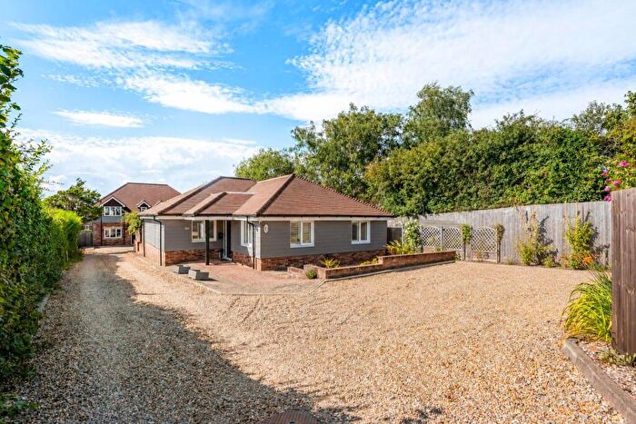 3 Bedroom Detached Bungalow For Sale In Driftstone Mews, Clanfield, PO8