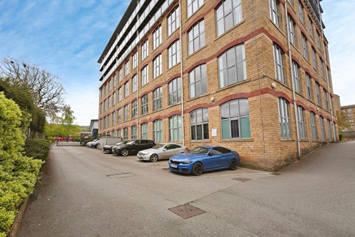 2 Bedroom Flat For Sale In Dewsbury Road, Elland, HX5