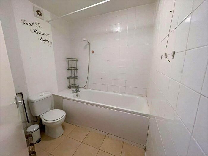 2 Bedroom Flat To Rent In Albany Road, Enfield, Middlesex, EN3