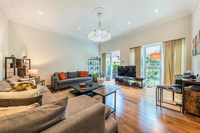 2 Bedroom Flat To Rent In Cadogan Square, Knightsbridge, London, SW1X