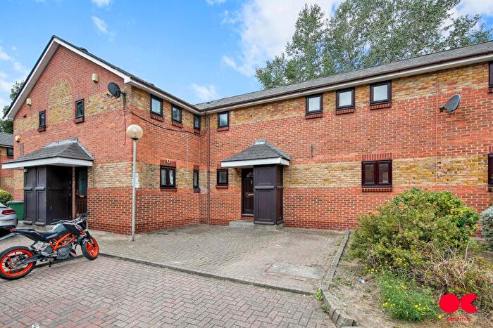 3 Bedroom Terraced House To Rent In Athol Square, Poplar, E14