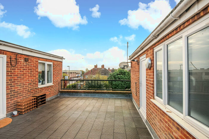 2 Bedroom Flat To Rent In Marsh Lane, Lymington, SO41