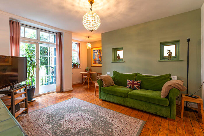 2 Bedroom Flat For Sale In Oakeshott Avenue, London, N6