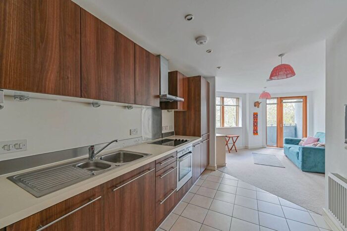 1 Bedroom Flat To Rent In Plough Road, Battersea, London, SW11