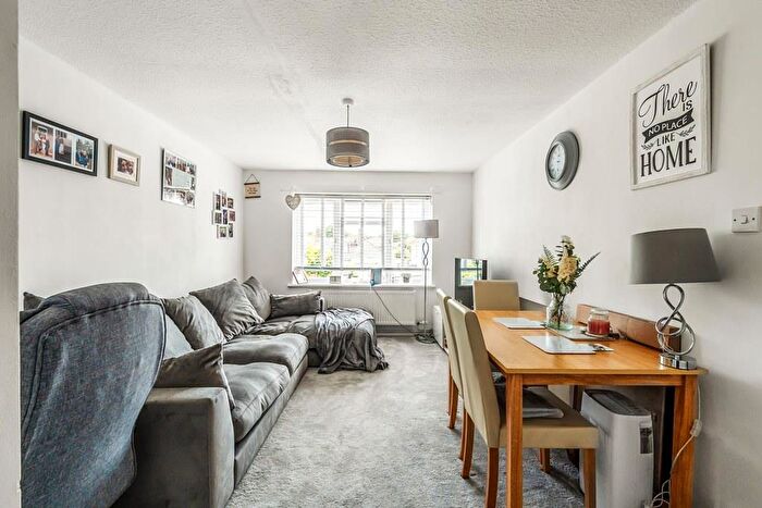 1 Bedroom Apartment For Sale In Kingston Road, Leatherhead, KT22