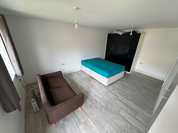 1 Bedroom Flat To Rent In Orchard Avenue, Hounslow, TW5