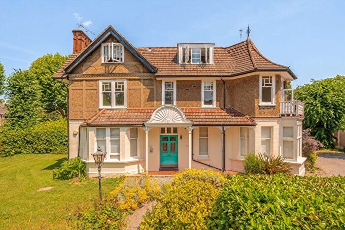 1 Bedroom Flat For Sale In Lovelace Gardens, Surbiton, KT6