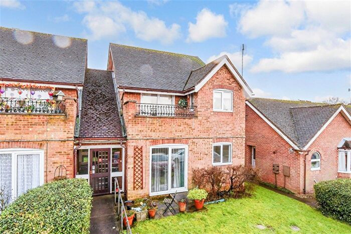2 Bedroom Flat For Sale In Lordsgrove Close, Tadworth, Surrey, KT20