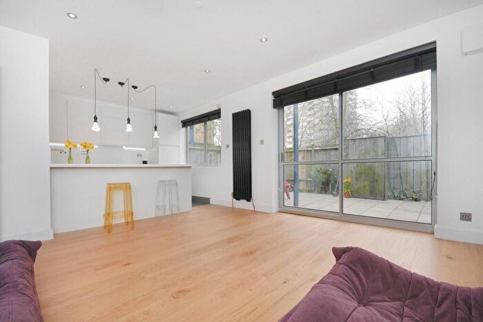 2 Bedroom Apartment To Rent In Bartholomew Square, EC1
