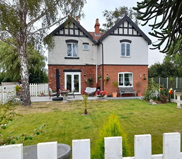 4 Bedroom Detached House For Sale In High Street, East Ferry, Gainsborough, DN21