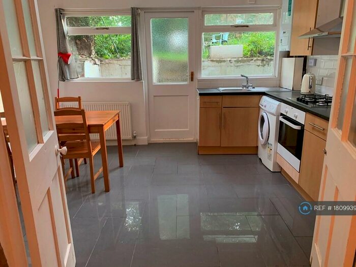 3 Bedroom Flat To Rent In Lewisham Way, Lewisham, SE14