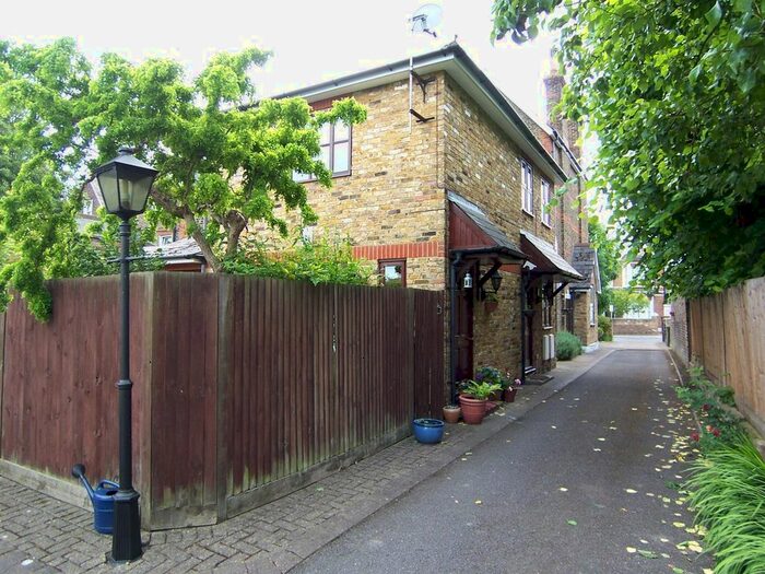 2 Bedroom Flat To Rent In Queens Road, London, SW19