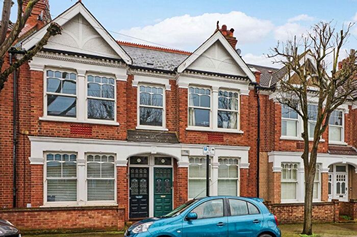 3 Bedroom Flat To Rent In Badminton Road, London, SW12