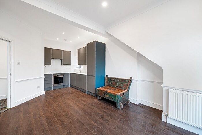 3 Bedroom Flat To Rent In Christchurch Avenue, Mapesbury, London, NW6