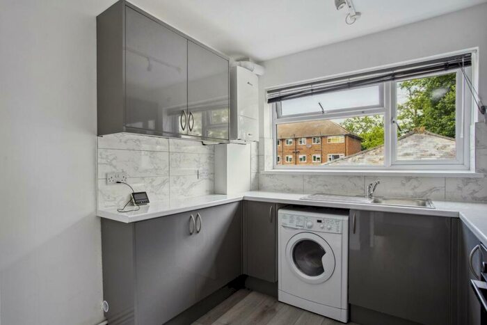 2 Bedroom Flat To Rent In Kingswood Close, KT6