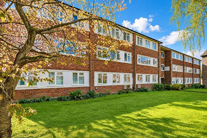 1 Bedroom Apartment To Rent In The Ridgeway, St. Albans, Hertfordshire, AL4