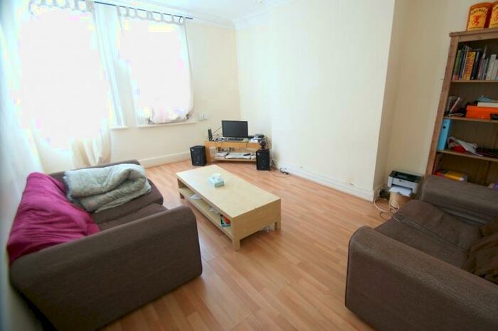 4 Bedroom Flat To Rent In St Johns Terrace, Hyde Park, Leeds, LS3