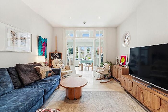 2 Bedroom Flat For Sale In Kingston Road, Wimbledon Chase, London, SW20