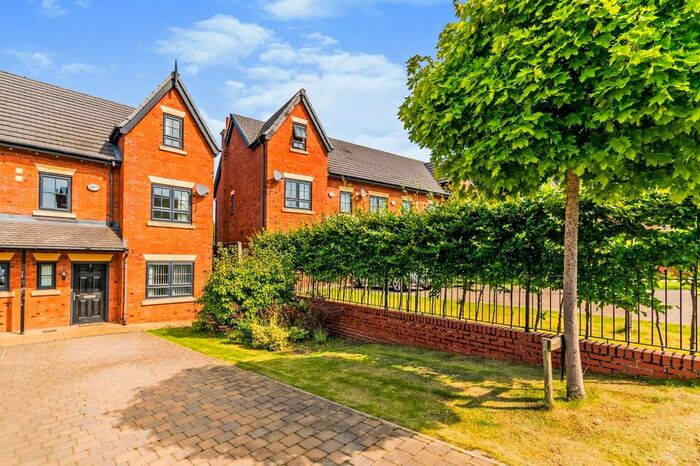 End Of Terrace House To Rent In The Fairways, Dukinfield, Greater Manchester, SK16