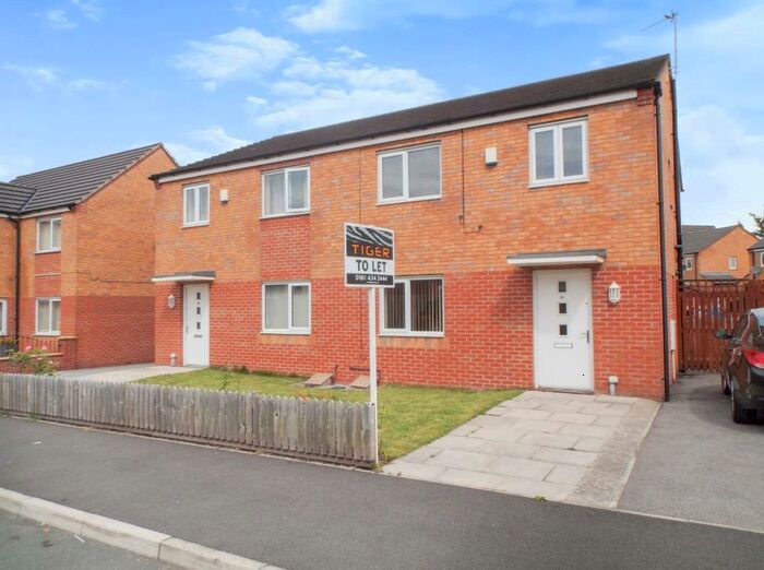 4 Bedroom Semi-Detached House To Rent In Bosworth Street, Manchester, M11