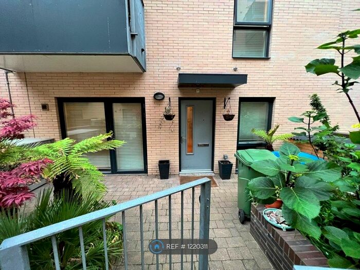 3 Bedroom Flat To Rent In Parker Building, London, SE16
