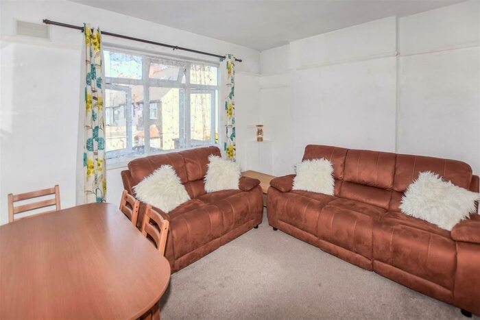 3 Bedroom Maisonette To Rent In Blakenham Road, London, SW17