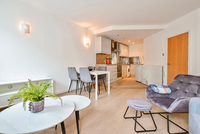 2 Bedroom Flat To Rent In South Parade, Leeds, LS1