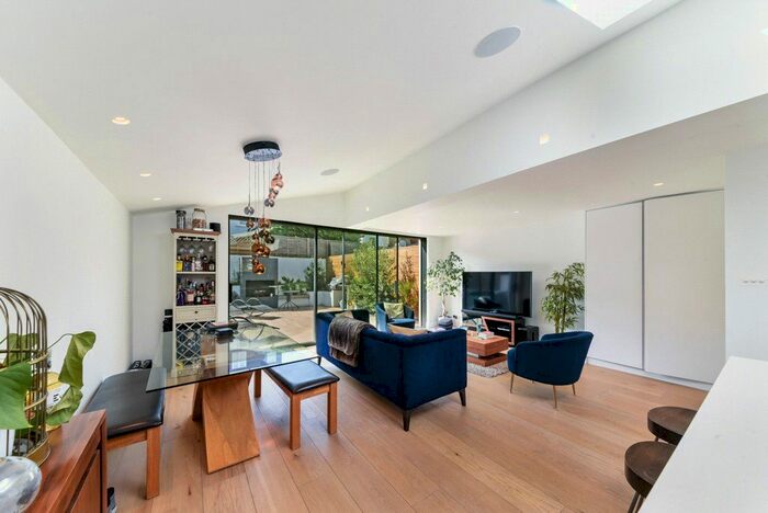 3 Bedroom Semi-Detached House To Rent In Calvert Road, London, SE10