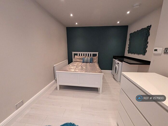 Studio To Rent In Kingsland Road, London, E2