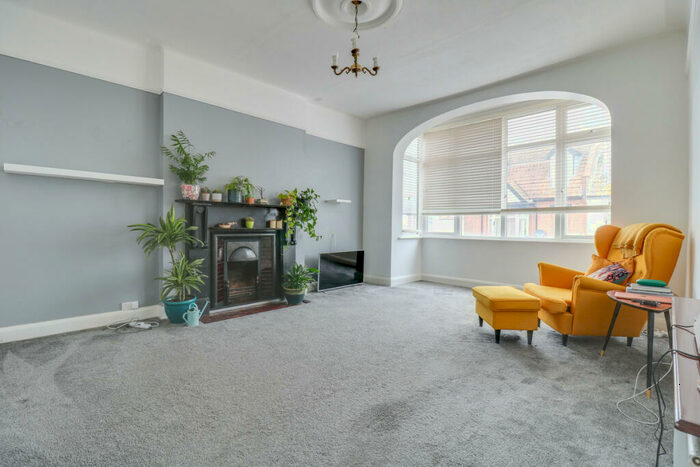 2 Bedroom Apartment To Rent In Leigh Road, Leigh-on-sea, SS9