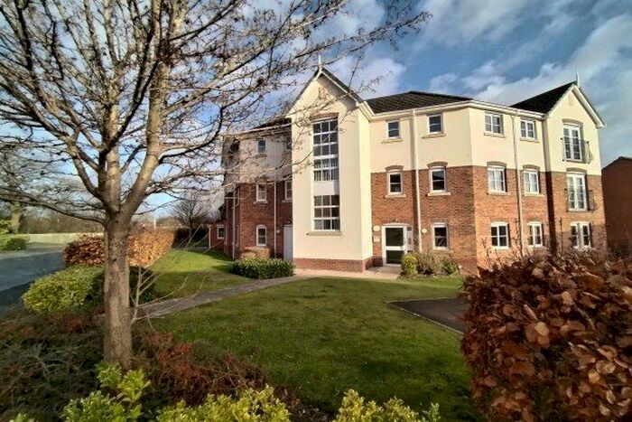 2 Bedroom Flat To Rent In Pendinas, Wrecsam, LL11