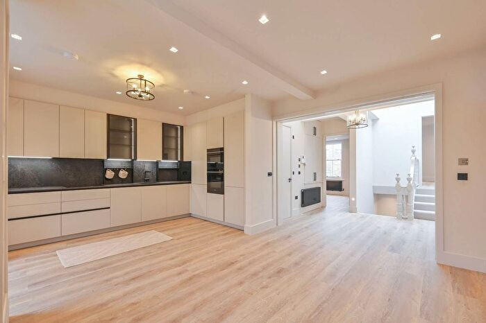 3 Bedroom Flat To Rent In Lower Sloane Street, Sloane Square, London, SW1W