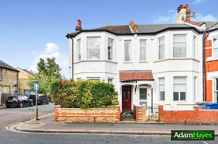 4 Bedroom Semi-Detached House For Sale In Nether Street, North Finchley, N12