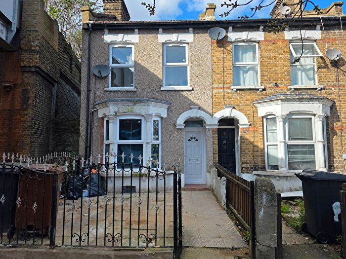 3 Bedroom End Terrace House To Rent In Cann Hall Road, Leytonstone, E11