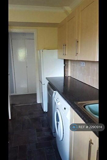 2 Bedroom Flat To Rent In Low Crescent, Clydebank, G81
