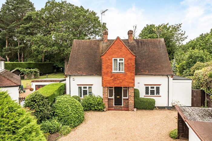 3 Bedroom Detached House For Sale In Rivey Close, West Byfleet, Surrey, KT14