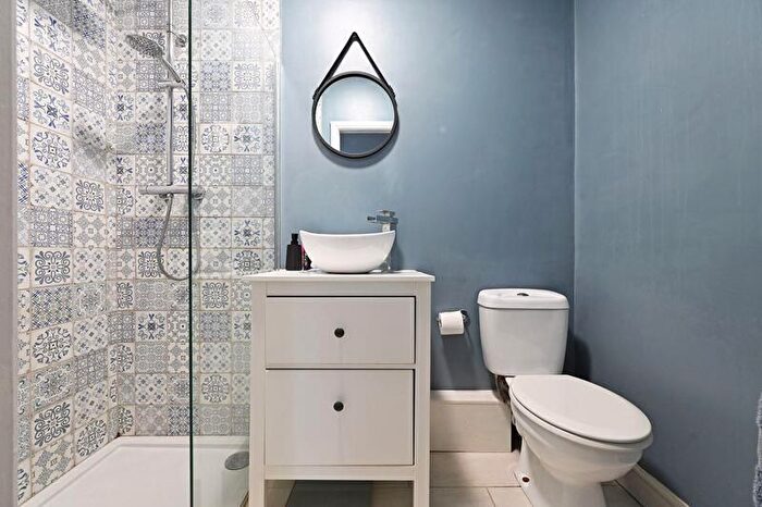 2 Bedroom Flat For Sale In Regents Park Road, Finchley, London, N3
