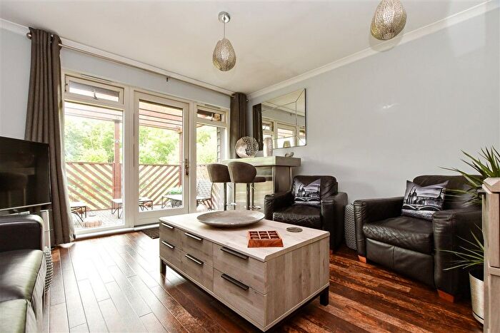 2 Bedroom Flat For Sale In Whitmore Way, Horley, Surrey, RH6
