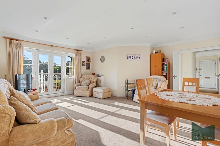 2 Bedroom Flat For Sale In Westpole Avenue, Barnet, EN4