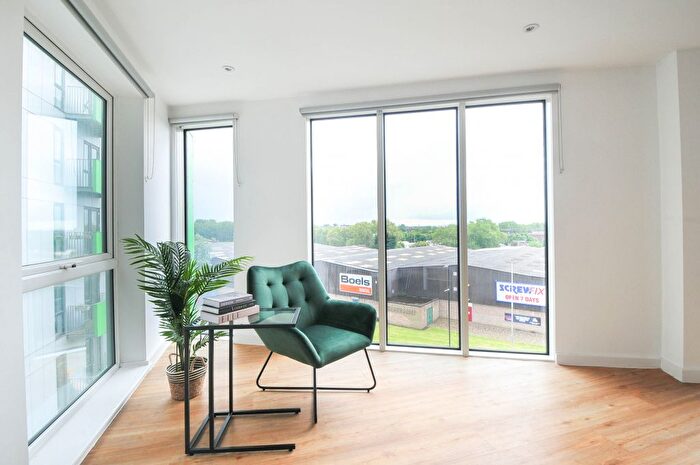 2 Bedroom Flat To Rent In City Court Trading Estate, Poland Street, Manchester, M4