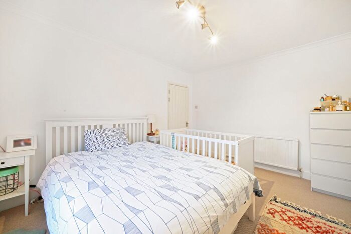 3 Bedroom Flat To Rent In Martell Road, West Dulwich, London, SE21