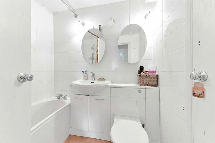 2 Bedroom Apartment To Rent In Chalkstone Close, Welling, Kent, DA16