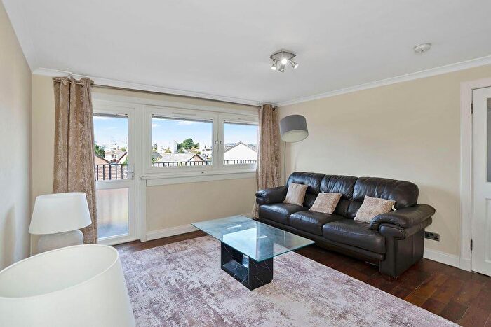 2 Bedroom Flat To Rent In L Southhouse Square, Edinburgh, EH17