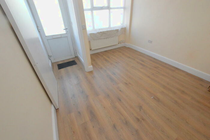 2 Bedroom Ground Flat To Rent In Lower Addiscombe Road, Croydon, CR0