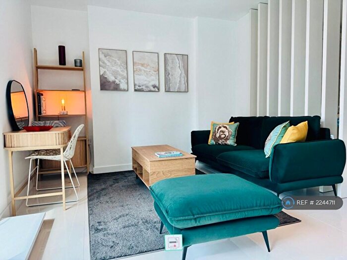 Studio To Rent In Pan Peninsula Square, London, E14