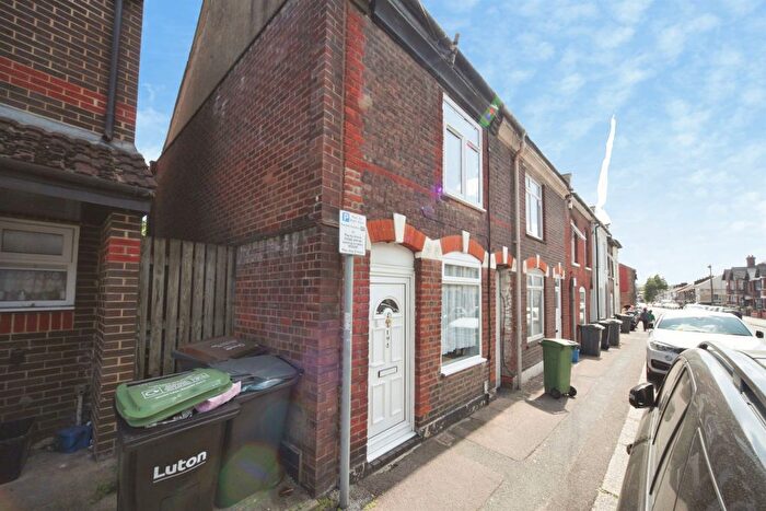 2 Bedroom Terraced House For Sale In High Town Road, Luton, LU2