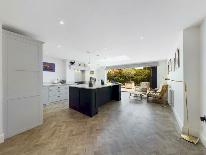 3 Bedroom Link Detached House For Sale In Damson Drive, Mortimer, Reading, Berkshire, RG7